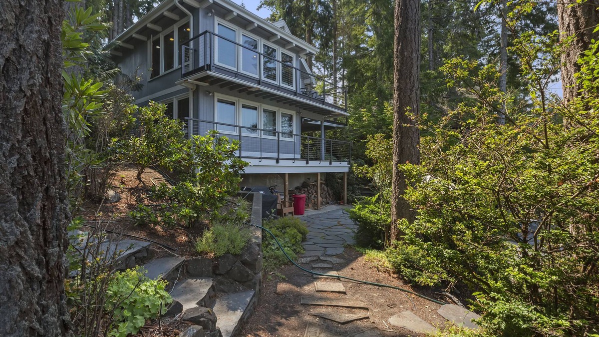 Allyn-Grapeview House | Treasure Island Beach House w/Kayaks, Fun, Views, and Hot Tub!