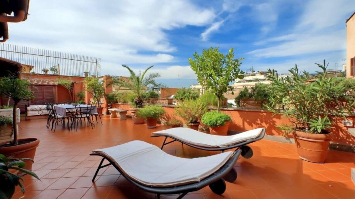 Rione III Colonna Apartment | TreasureRome Spanish Steps Penthouse