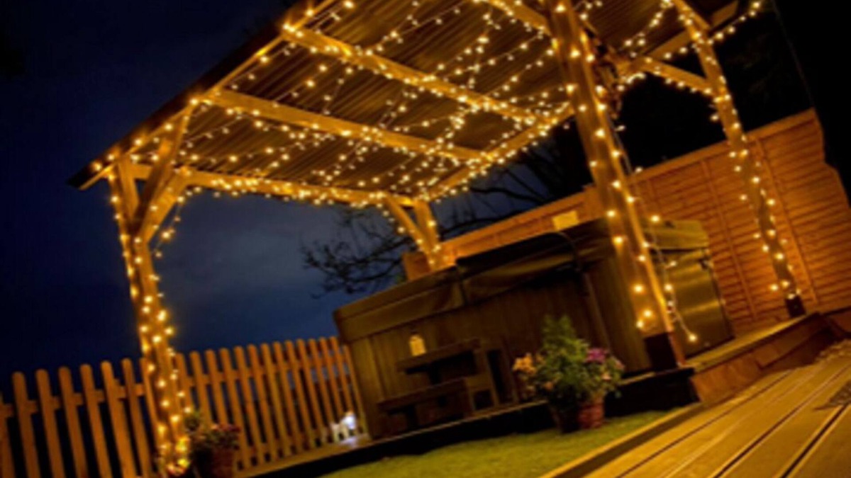 Bridgwater Cabin | Treat yourself to a chritmasy break in our beautiful lodge with private hot tub