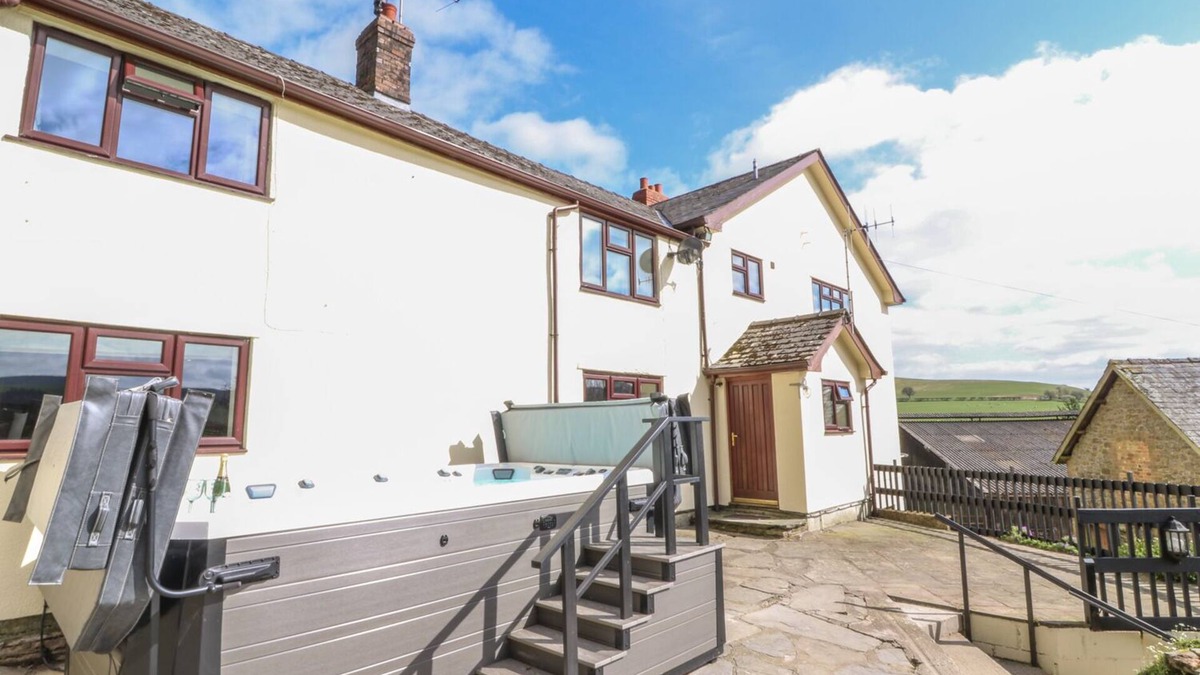 Bleddfa Cottage | TREBOETH, pet friendly, character holiday cottage in Knighton