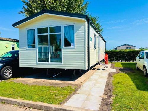 Newton House | Trecco Bay - Sleeps 6 - Pet Friendly - Parking