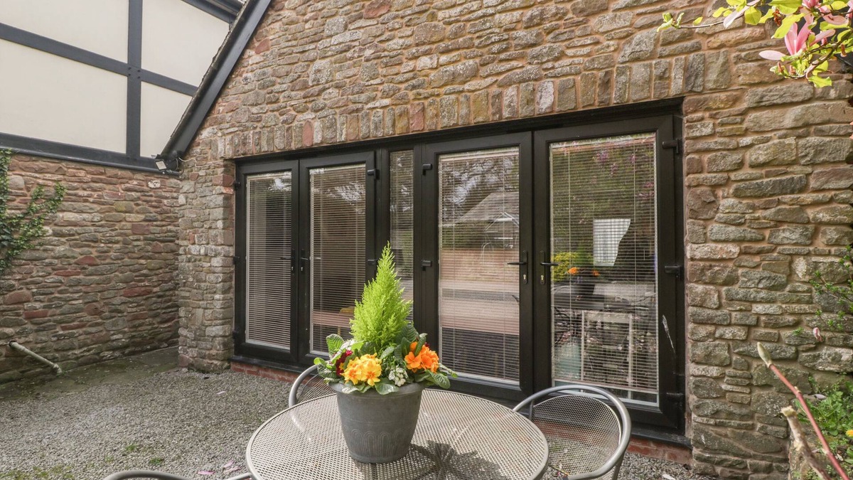 Llangarron Cottage | TRECILLA HOUSE ANNEX, pet friendly, with a garden in Ross-On-Wye