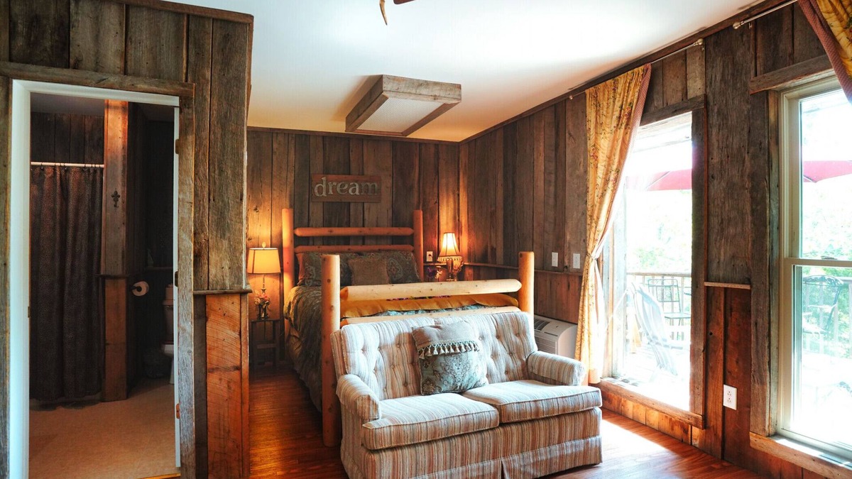 Springfield Apartment | Tree Fort Balcony Suite