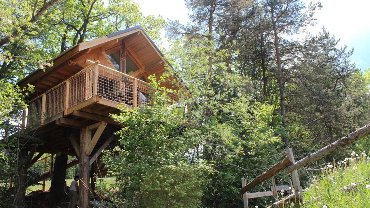 Saint-Paul-les-Monestier Cabin | Tree House-Private Bathroom-Mountain view-La Cabane des Cerfs