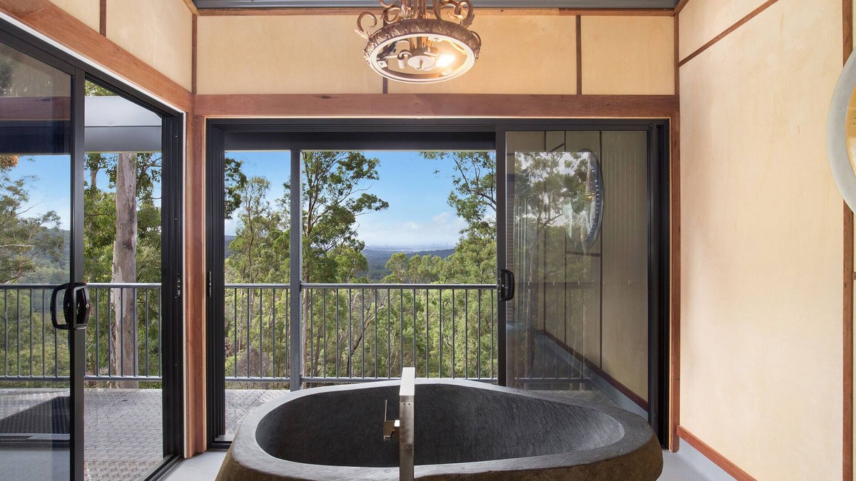 Austinville House | TREE HOUSE #1. Private, stone bath with amazing views of Gold Coast Hinterland