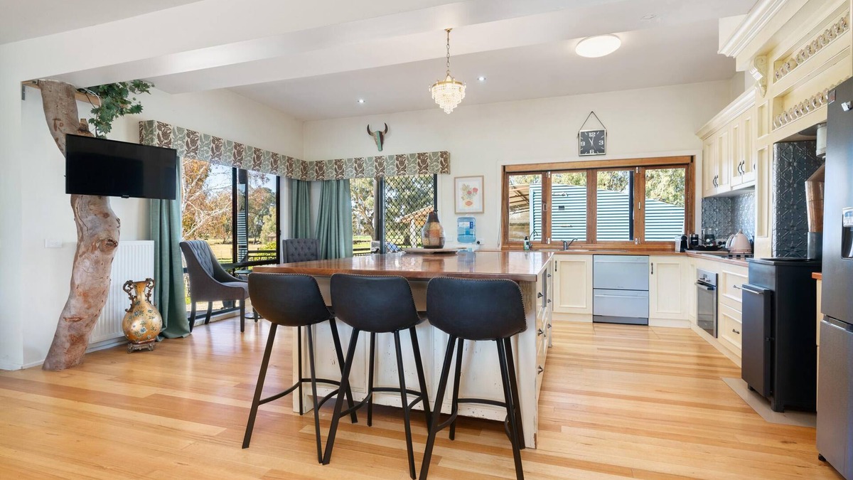 Bonegilla House | Tree House on the Murray - Incredible five bedroom, two bathroom resort style home on the Murray River