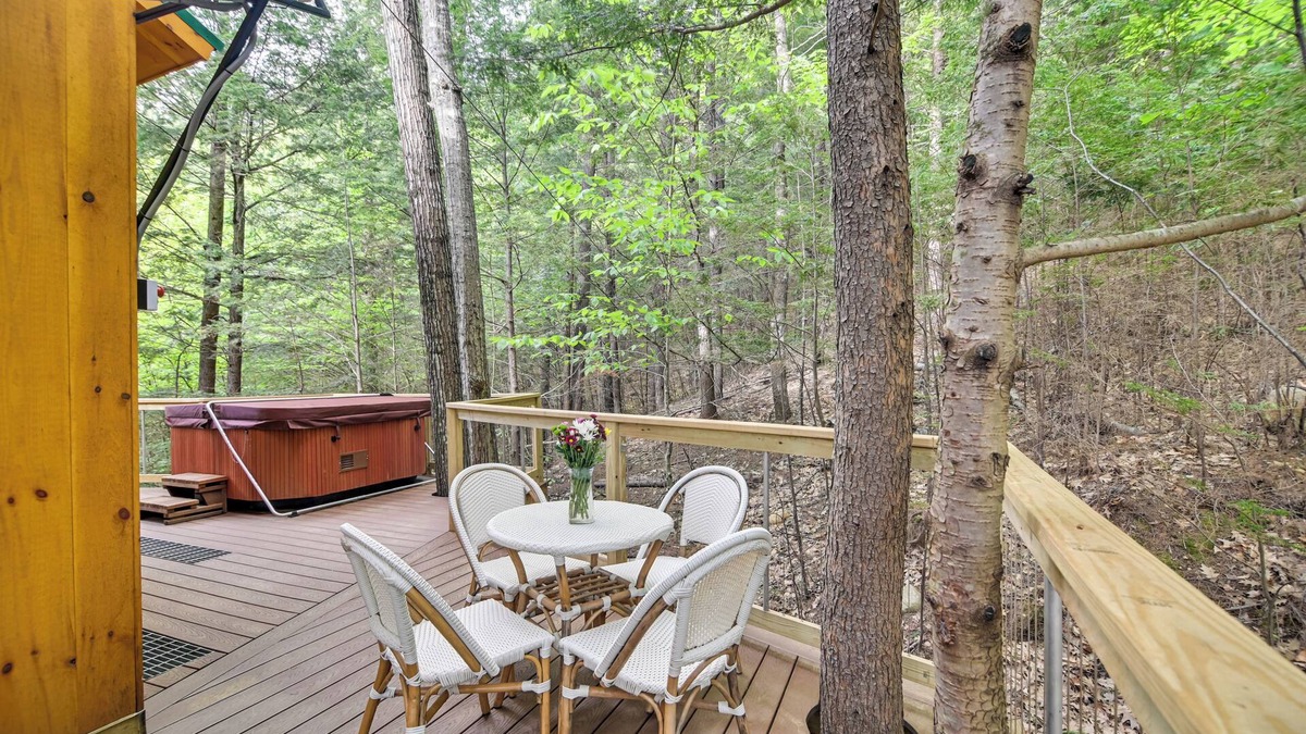 Rumford Center House | Tree House w/Hot Tub: Near Sunday River Resort!