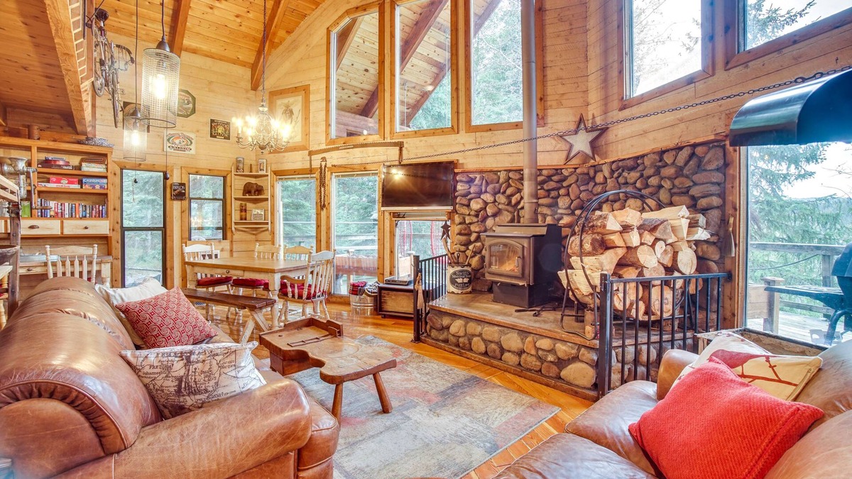 McCall Cabin | Tree-Lined McCall Cabin: Walk to Payette River!