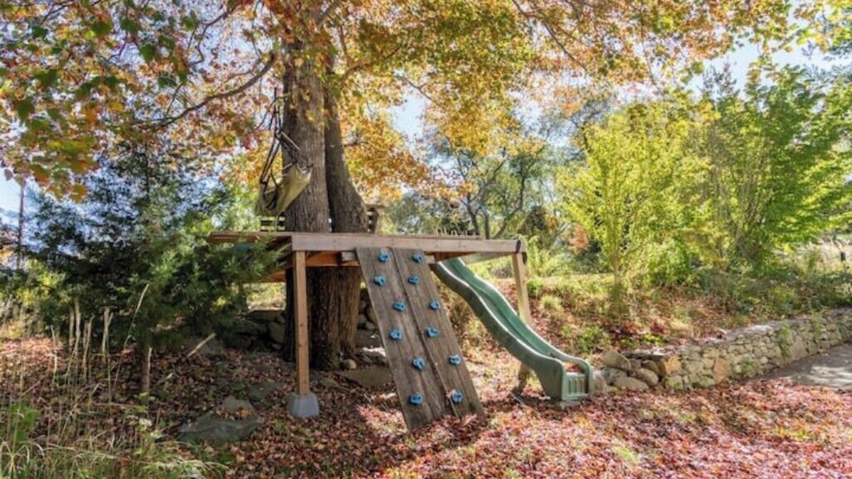 Narragansett Apartment | TreeFort, ZipLine, Kayaks, Beach6min drive, Vaulted Ceilings, ScreenPorch & Deck