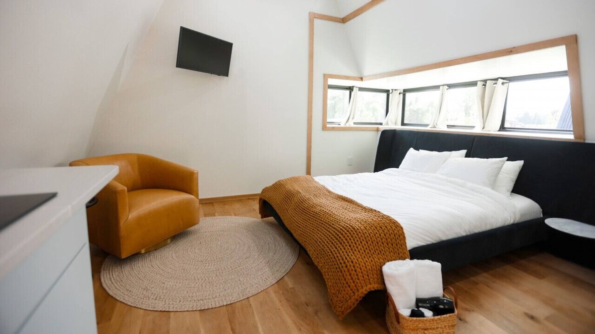 Sodus Cabin | Treehouse 3 Honeymoon Treehouse & Spa with Private Hot Tub