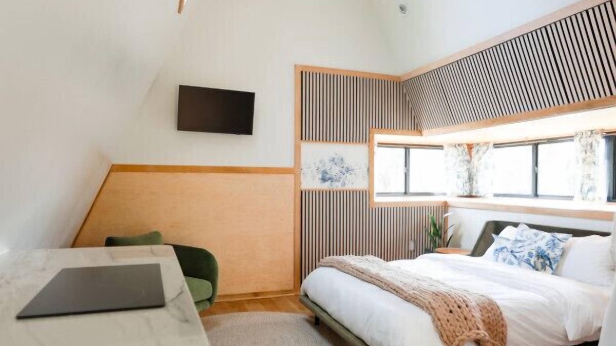 Sodus Cabin | Treehouse 5 · Honeymoon Treehouse Cabin & Spa w Private Hot Tub