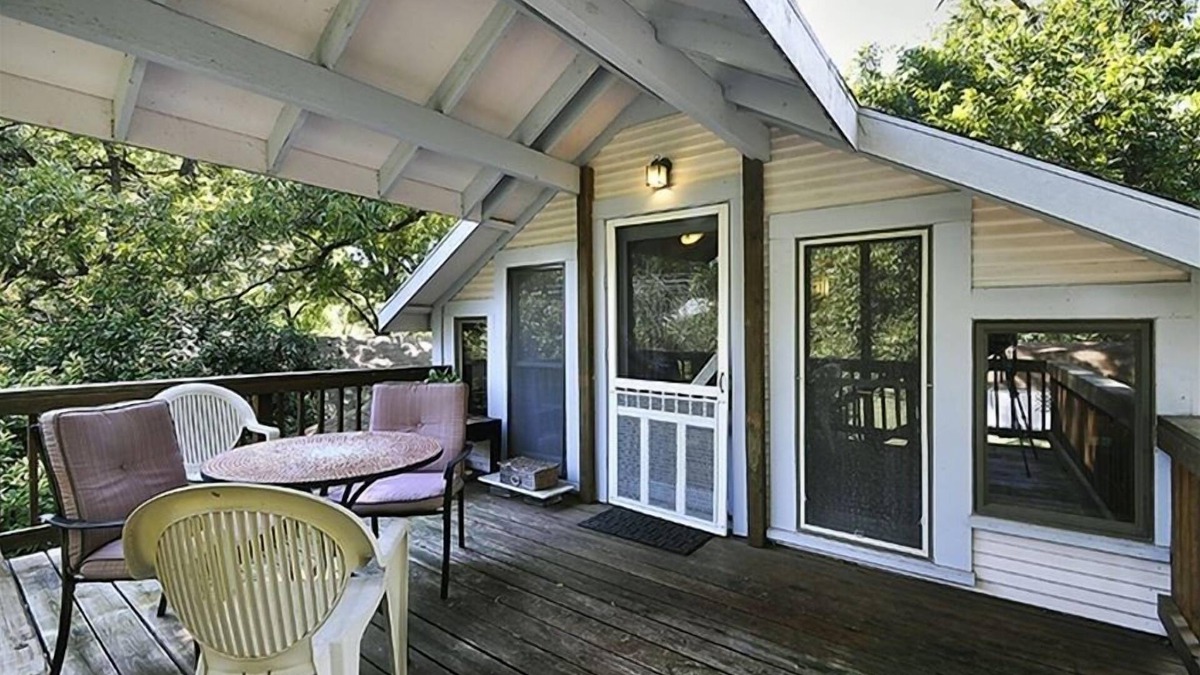 Holly Apartment | Treehouse Apt, Cute Converted Attic Apt. Above a House near Downtown