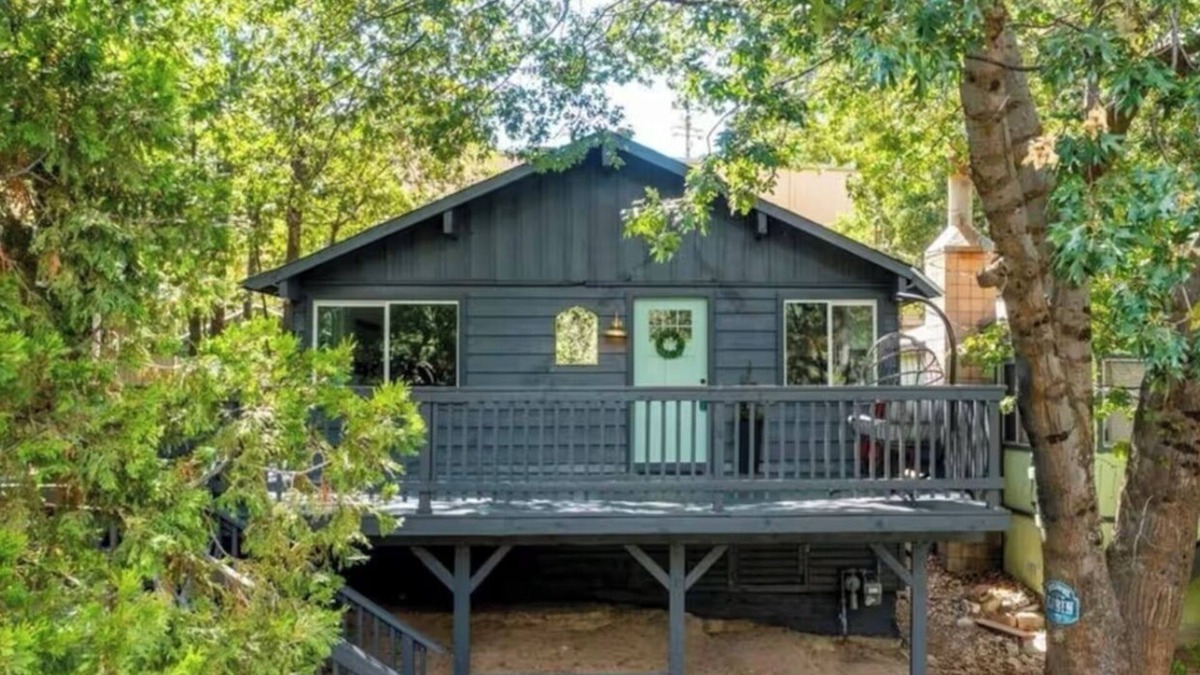 Crestline Cabin | Treehouse cabin newly renovated minutes to Lake Gregory!