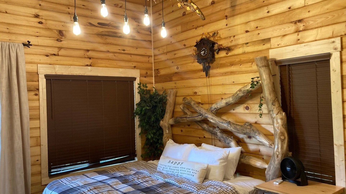 Nixa Cabin | Treehouse cabin-unique stay-convenient location yet very secluded atmosphere