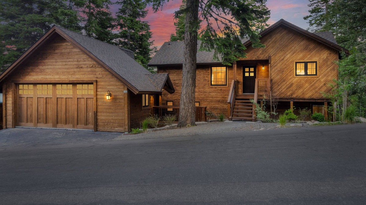 Kingswood Estates Cabin | Treehouse: Hot Tub, New Remodel, EV Charger, 3 King Beds, 2 En Suites