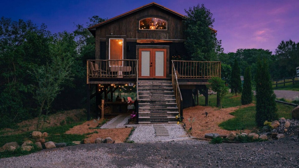 West Newton Cabin | Treehouse Hot tub on 60 acre farm near downtown