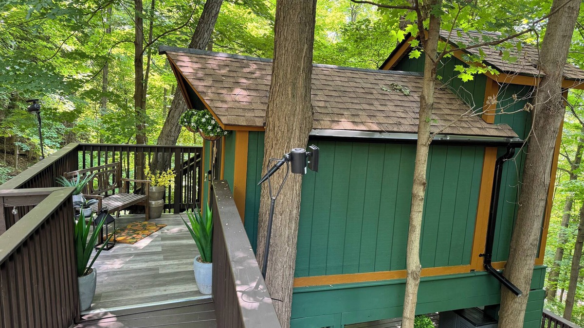 Danbury Cabin | Treehouse Magic & Chic Greenhouse Vibes. Glamping In Style! Middle of Danbury,CT