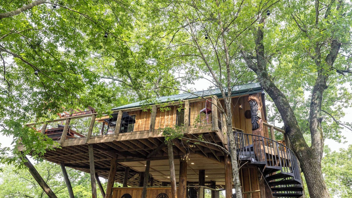 West Siloam Springs Apartment | Treehouse overlooking Oklahoma Scenic Waterway Flintcreek.