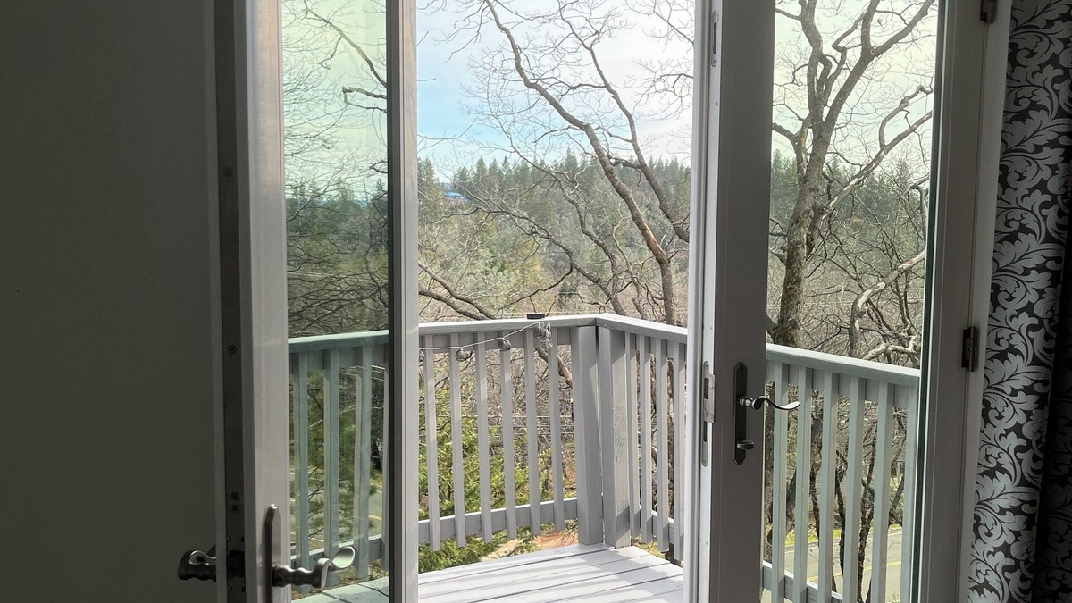 Alta Sierra House | Treehouse Retreat - Cozy Escape in Grass Valley