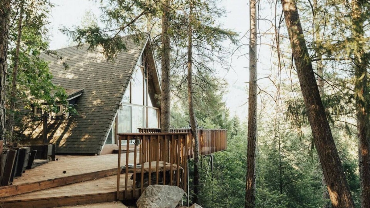 Lakehead Cabin | Treehouse · Shasta A Frame Cabin with a View