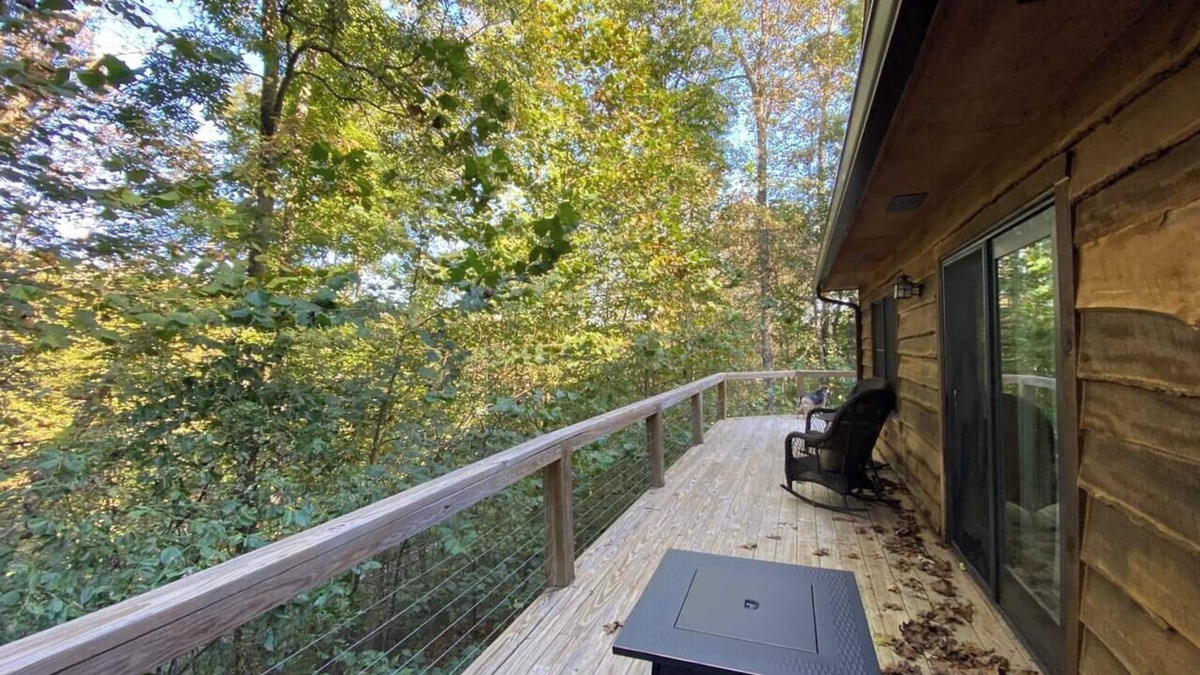 New Castle Cabin | "Treehouse Suite" at Rustic Retreat Cabin w/Old Fashion Saun