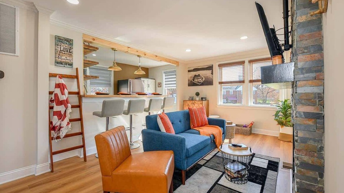 Parkville Apartment | Treehouse Suite | King BR | Spa bath | Calm Energy