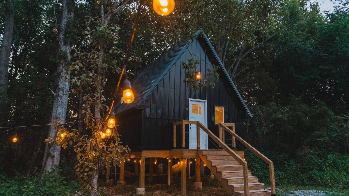 Marion Cabin | Treehouse w/Hot Tub near Shawnee National Forest