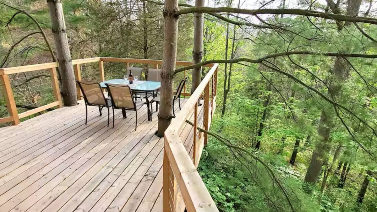 Lincoln Cabin | Treehouse Whispering Pines