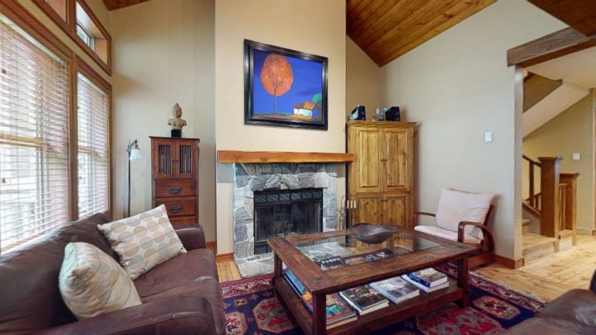 Blackcomb Ski Chalet | TREELINE 30 | Secular 4BR Ski Chalet | Free Parking & Free Shuttle To Lifts