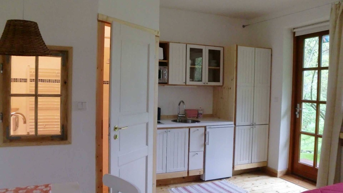 Alvern Apartment | Trees, shrubs, flowers, water, animals, garden, peace - and plenty of it