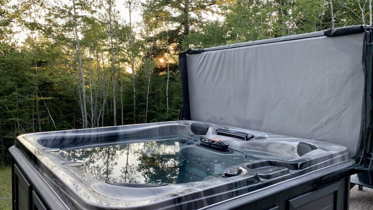 Smiths Corner House | Treeside Retreat with Hot tub