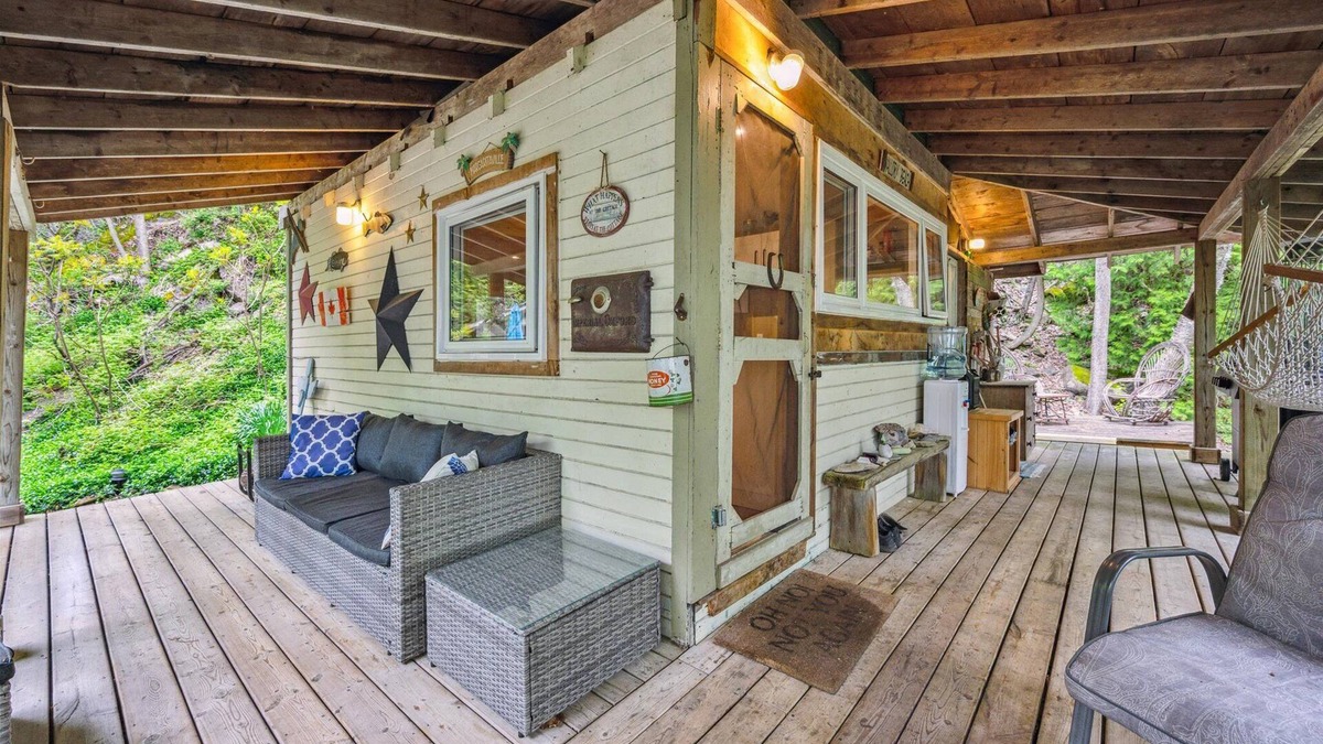 Wiarton Cottage | Treetop Hideaway – Rustic Cabin Retreat