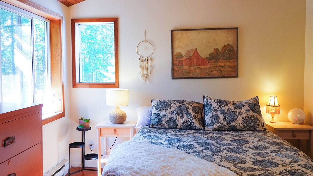 Vesuvius House | Treetop Oasis, 2 Bedrm Paradise on Salt Spring Island