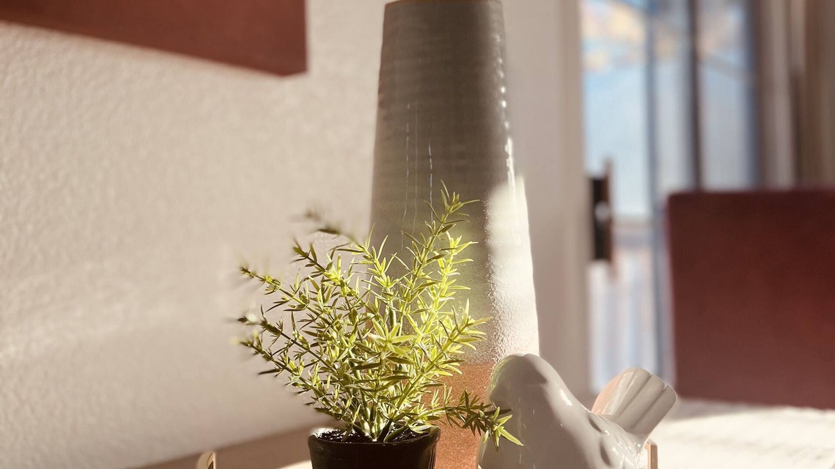 Roseville Apartment | Treetop stay: private balcony, full kitchen