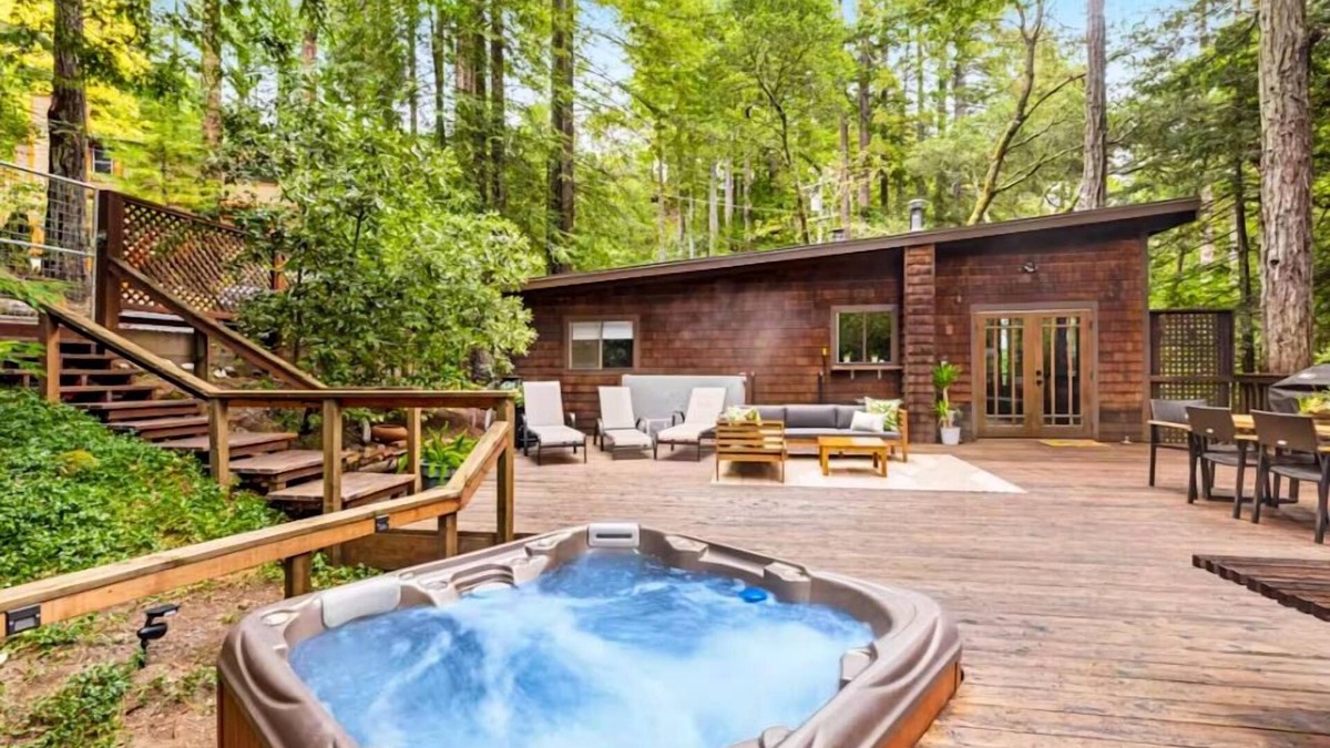 Cazadero Cabin | TreeTops Bungalow ~ Spacious and Spacious 2 Bedroom, Hot Tub, Woof!