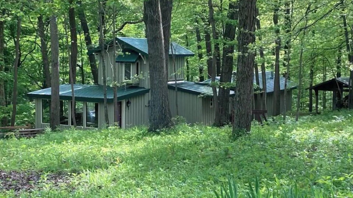 Highland  Vermillion County Cabin | Treetops Cabin in the Woods!