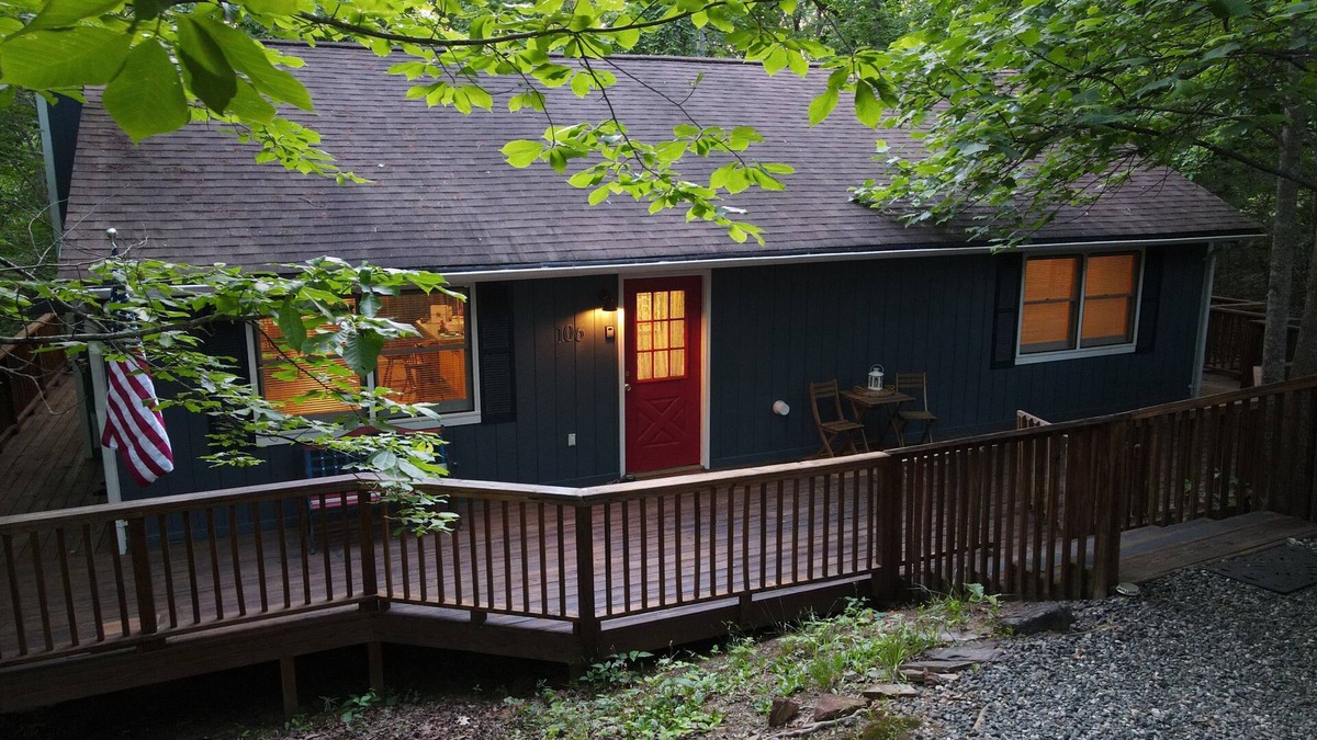Lake Lure House | Treetops Cottage, wrap around deck, Wi-Fi, pet friendly, close to Lake Lure.
