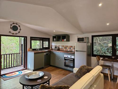 Mount Hawke House | Treetops Lodge, private parking & garden