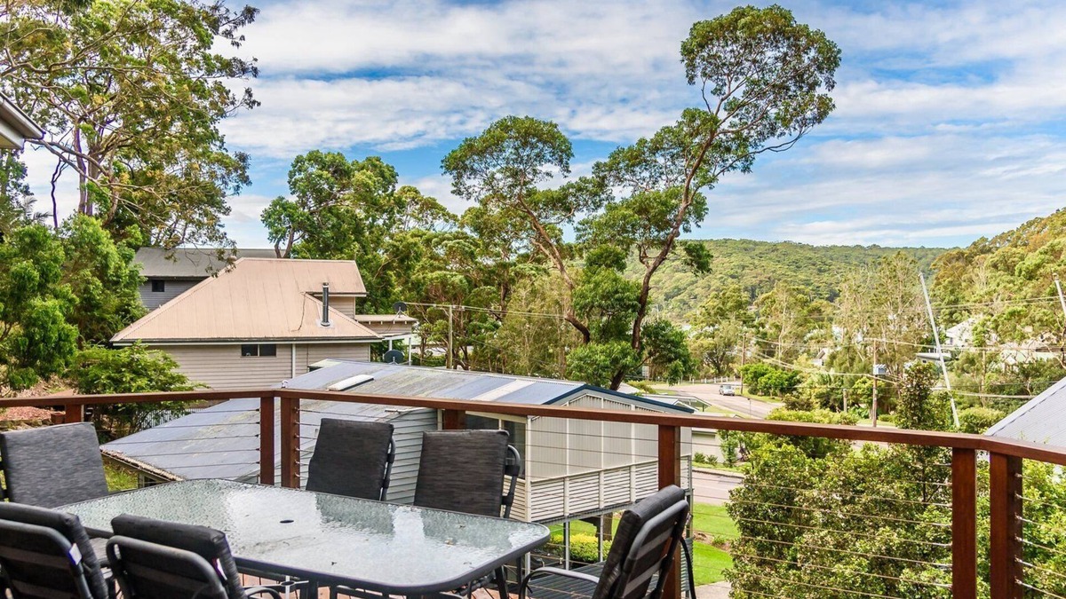 Hardys Bay House | 'Treetops on the Bay' by Accom Holidays