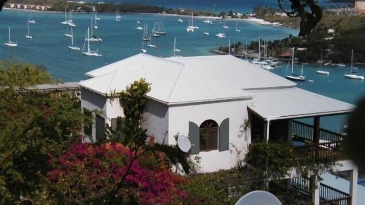 Red Hook House | TreeTops! RedHook! Great Location, View, Pool! Perfect for 2-4 persons!