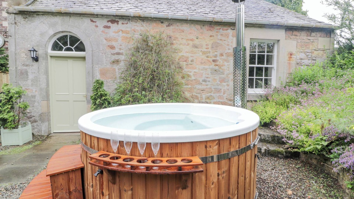 West Linton House | TREFOIL COTTAGE, family friendly, with hot tub in West Linton