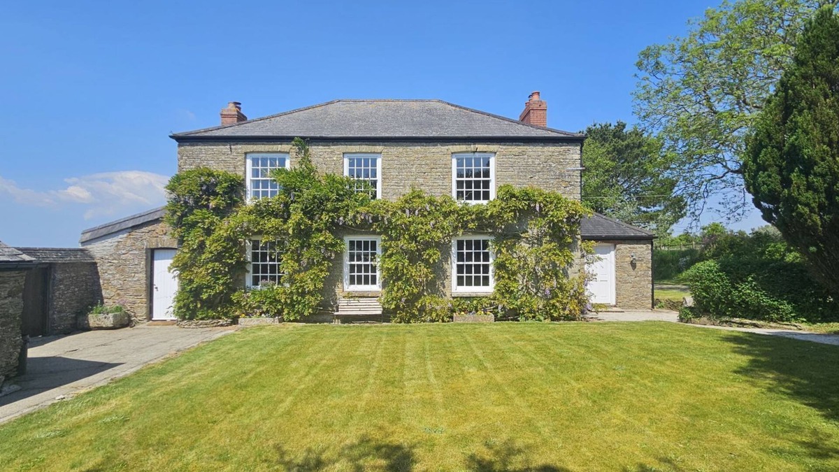 Ruan High Lanes Cottage | Tregongon House - a holiday home that sleeps 13 guests in 6 bedrooms