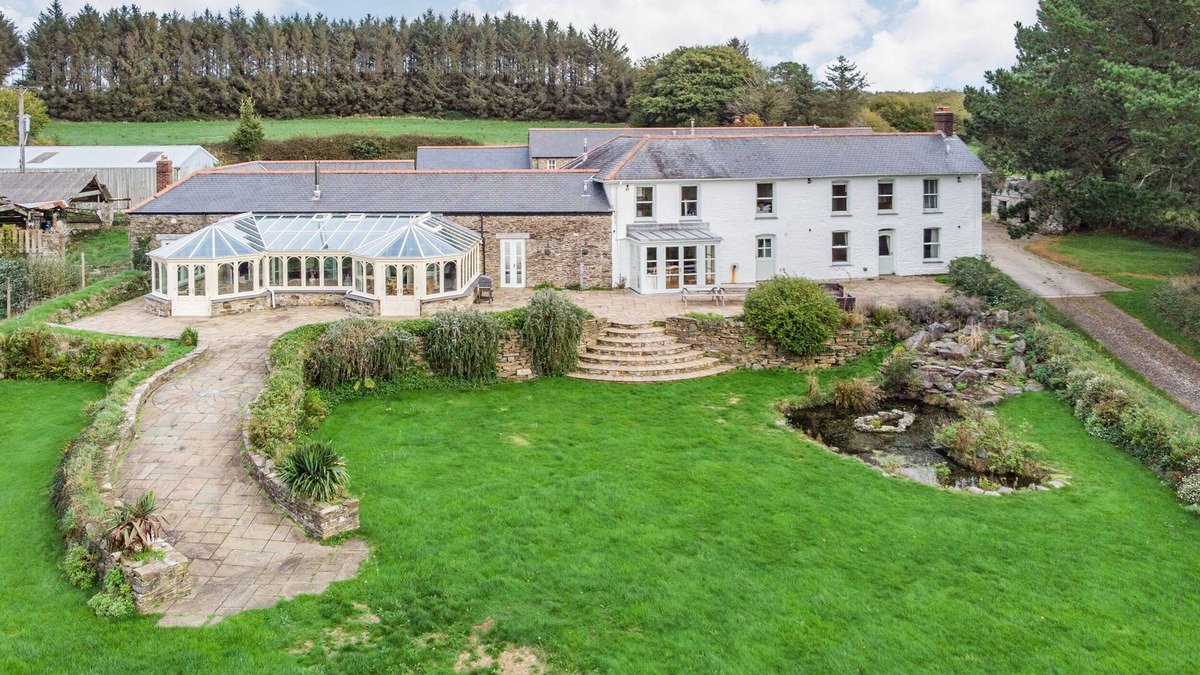 Truro Cottage | TREGONINNY VINEYARD AND WOODLAND FARMHOUSE in Tresillian