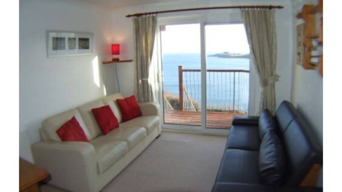 Portmellon Apartment | Treloen Apartment 6 - Clifftop Apartment in Mevagissey with 'Wow' seaviews