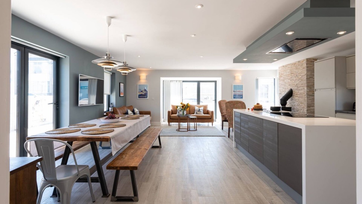Rhosneigr House | Trem Y Don - A beachside holiday home for 10 guests