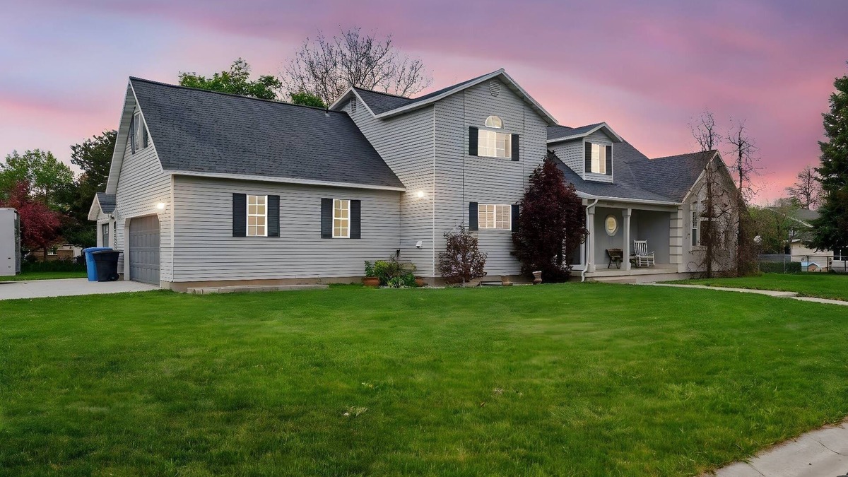 Nibley House | Tremendous 7-bedroom house with large movie and game room in Nibley