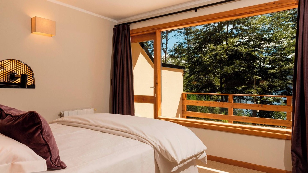 Correntoso Bed & Breakfast | Tremendous 8-bedroom bed & breakfast in Villa La Angostura. Vistas al lago.