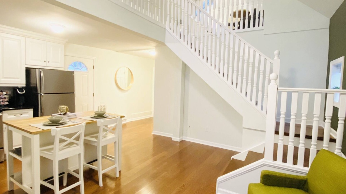 Stamford Cottage | Trendy 1 bedroom +loft apartment w/parking