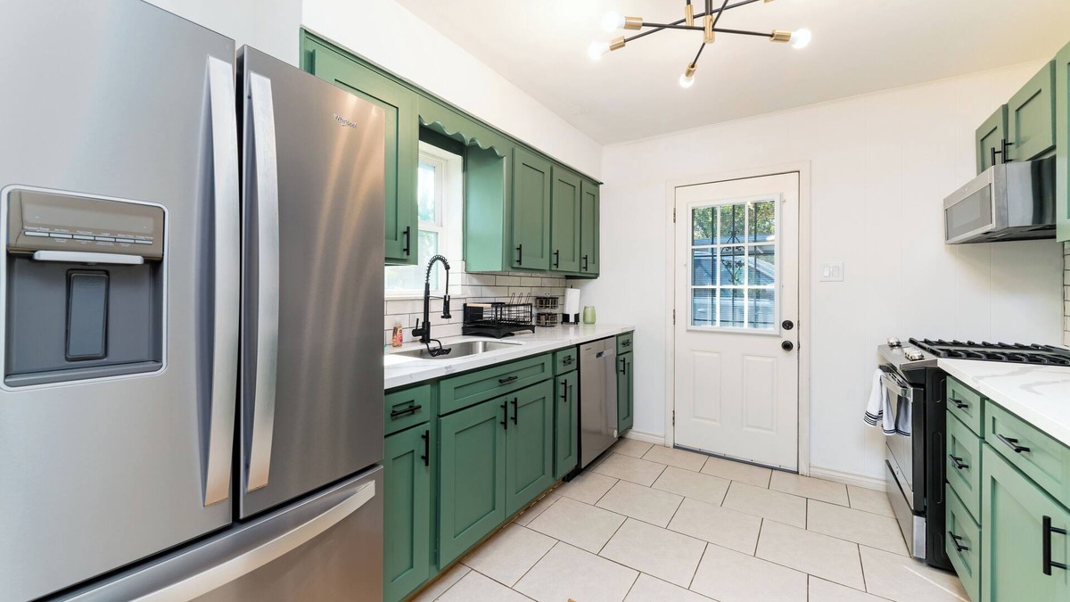 Greater Heights House | Trendy! 2 bed, 1 bath home in the Heights. FULLY fenced in yard. 5 min to d-town