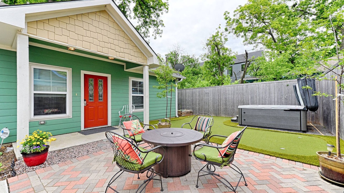 Oak Cliff House | Trendy 2 BR Bishop Arts District House: Hot Tub Spa, Putting Green, Gardens